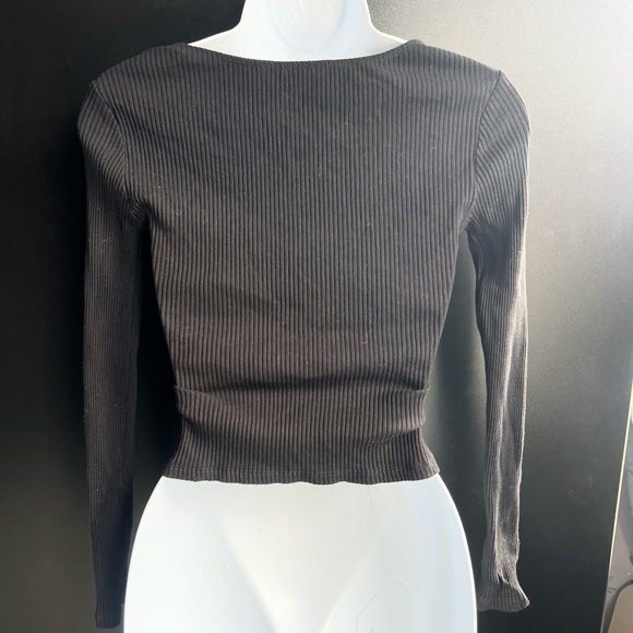 Top black long sleeve top with peek a boo stomach size small - Picture 2 of 2